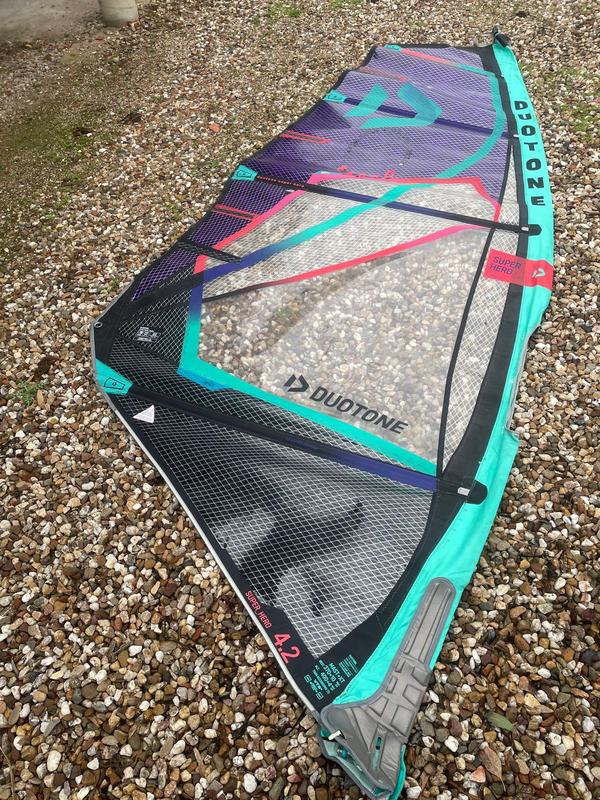 Quatro - Pyramid e Super Hero