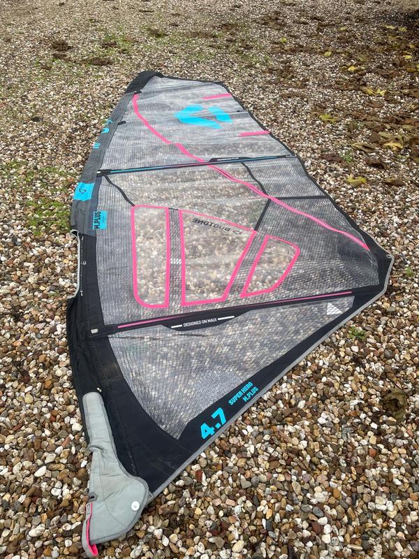 Quatro - Pyramid e Super Hero